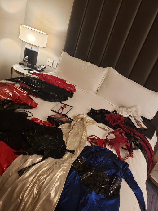 What to wear, what to wear... https://t.co/tiaoz1CBak