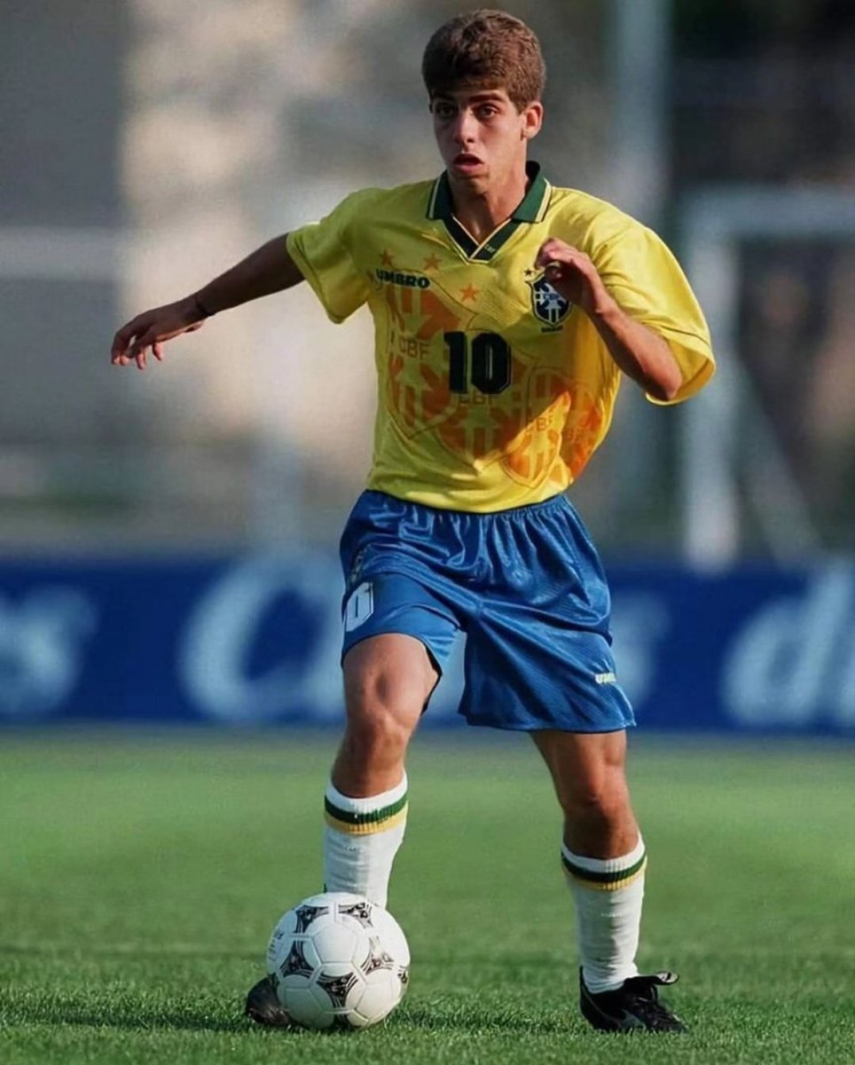 emerson_rocha's tweet photo. Caramba, nunca tinha visto essa foto. Meu ídolo @Juninhope08 com a camisa 10 da Seleção Brasileira. Acho que foi no Torneio de Toulon, na França, que ele se destacou e chamou a atenção do Vasco. Que foto maneira... https://t.co/9FOsRjUEmq