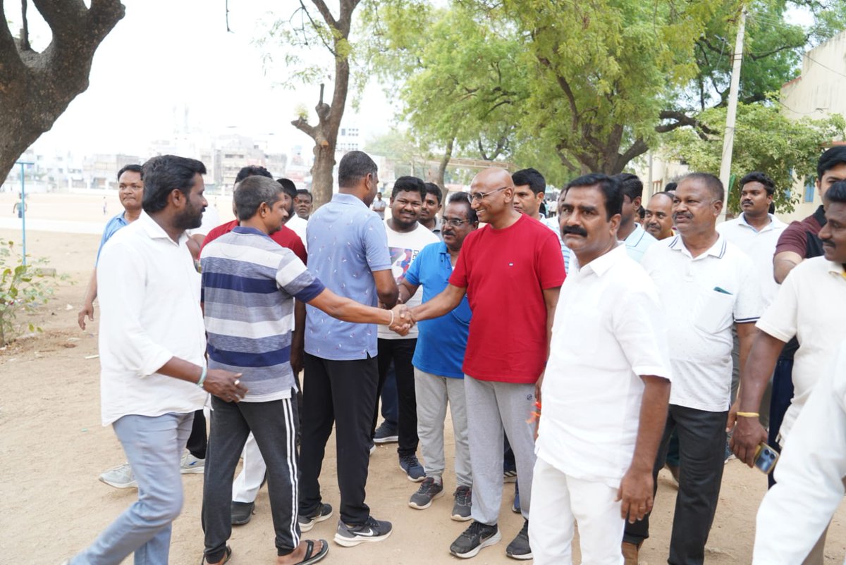 RSPFollower's tweet photo. మీడియా ప్రకటన
తేదీ:20-04-2024
వనపర్తి 

👉 మార్నింగ్ వాక్ లో పాల్గొన్న బీఆర్ఎస్ ఎంపీ అభ్యర్థి డా.ఆర్.ఎస్ ప్రవీణ్ కుమార్

బీఆర్ఎస్ ఎంపీ అభ్యర్థి డా.ఆర్.ఎస్ ప్రవీణ్ కుమార్ వనపర్తి పట్టణంలో ��నివారం మార్నింగ్ వాక్ లో పాల్గొన్నారు.ప్రభుత్వ పాలిటెక్నిక్ కళాశాల మైదానం, ఎకో పార్క్ లో మార్నింగ్ వాక్ లో పాల్గొన్న ఆయన వాకర్స్ తో మాట్లాడి, వారితో కొద్దిసేపు షటిల్,క్రికెట్ ఆడారు. అనంతరం మర్రికుంట సంతలో వ్యాపారస్తులను కలిసి క్రయ,విక్రయాలను అడిగి తెలుసుకుని వారి సాధక బాధకలను విన్నారు.మార్కెట్ యార్డ్ లో హమాలీలతో కలిసి వారి సమస్యలను అడిగి తెలుసుకున్నారు.స్థానికులతో కలిసి సమ��్యలను అడిగి తెలుసుకున్నారు.అనంతరం మాజీ మంత్రి సింగిరెడ్డి నిరంజన్ రెడ్డి స్వగృహంలో అల్పాహారం చేశారు.  ఆయనతోపాటు మార్నింగ్ వాక్ లో పార్టీ వనపర్తి జిల్లా అధ్యక్షులు గట్టు యాదవ్,నాగర్ కర్నూల్ పార్లమెంట్ మీడియా ఇంచార్జి అభిలాష్ రావు, అధికార ప్రతినిధి వాకిటి శ్రీధర్,పట్టణ అధ్యక్షులు రమేష్ గౌడ్, ఎస్టీసెల్ నాయకులు జాతృ నాయక్,చంద్రశేఖర్ నాయక్,మీడియా కన్వీ��ర్ నందిమల్ల అశోక్, కౌన్సిలర్లు నాగన్న యాదవ్,బండారు కృష్ణ,పరంజ్యోతి,కంచ తిరుమల్,రవి తదితరులు పాల్గొన్నారు.

#IamRSP #BRS #kcr #RSP4NGKL @RSPraveenSwaero @BRSparty @BRSNagarkurnool @RSPSMOfficial