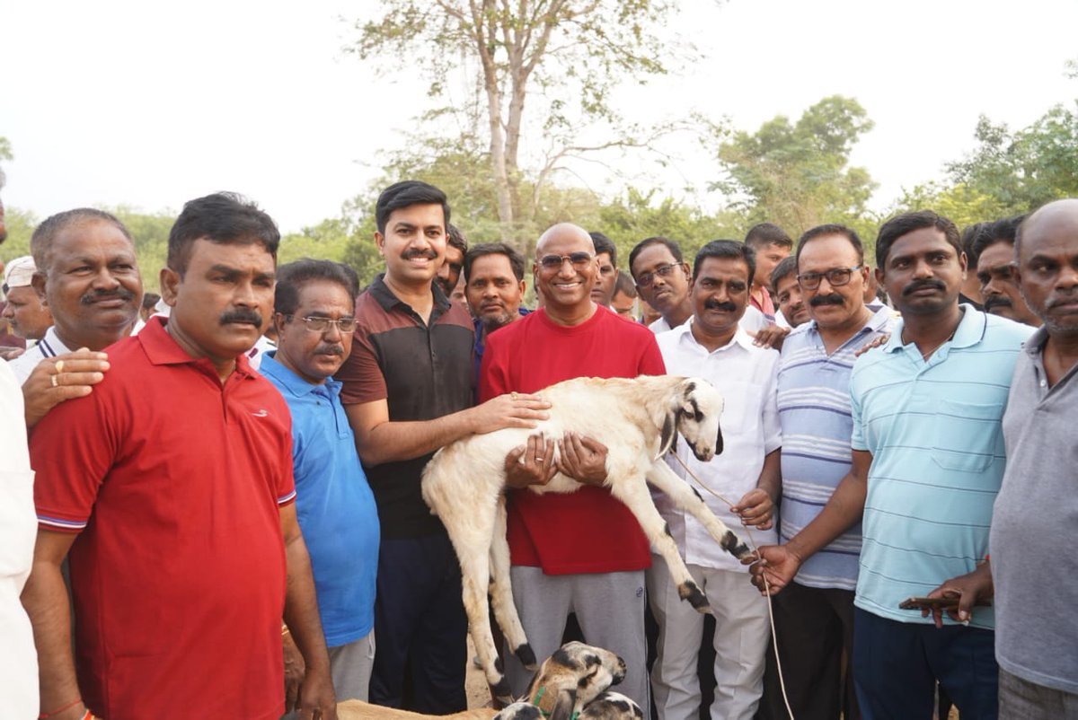 RSPFollower's tweet photo. మీడియా ప్రకటన
తేదీ:20-04-2024
వనపర్తి 

👉 మార్నింగ్ వాక్ లో పాల్గొన్న బీఆర్ఎస్ ఎంపీ అభ్యర్థి డా.ఆర్.ఎస్ ప్రవీణ్ కుమార్

బీఆర్ఎస్ ఎంపీ అభ్యర్థి డా.ఆర్.ఎస్ ప్రవీణ్ కుమార్ వనపర్తి పట్టణంలో ��నివారం మార్నింగ్ వాక్ లో పాల్గొన్నారు.ప్రభుత్వ పాలిటెక్నిక్ కళాశాల మైదానం, ఎకో పార్క్ లో మార్నింగ్ వాక్ లో పాల్గొన్న ఆయన వాకర్స్ తో మాట్లాడి, వారితో కొద్దిసేపు షటిల్,క్రికెట్ ఆడారు. అనంతరం మర్రికుంట సంతలో వ్యాపారస్తులను కలిసి క్రయ,విక్రయాలను అడిగి తెలుసుకుని వారి సాధక బాధకలను విన్నారు.మార్కెట్ యార్డ్ లో హమాలీలతో కలిసి వారి సమస్యలను అడిగి తెలుసుకున్నారు.స్థానికులతో కలిసి సమ��్యలను అడిగి తెలుసుకున్నారు.అనంతరం మాజీ మంత్రి సింగిరెడ్డి నిరంజన్ రెడ్డి స్వగృహంలో అల్పాహారం చేశారు.  ఆయనతోపాటు మార్నింగ్ వాక్ లో పార్టీ వనపర్తి జిల్లా అధ్యక్షులు గట్టు యాదవ్,నాగర్ కర్నూల్ పార్లమెంట్ మీడియా ఇంచార్జి అభిలాష్ రావు, అధికార ప్రతినిధి వాకిటి శ్రీధర్,పట్టణ అధ్యక్షులు రమేష్ గౌడ్, ఎస్టీసెల్ నాయకులు జాతృ నాయక్,చంద్రశేఖర్ నాయక్,మీడియా కన్వీ��ర్ నందిమల్ల అశోక్, కౌన్సిలర్లు నాగన్న యాదవ్,బండారు కృష్ణ,పరంజ్యోతి,కంచ తిరుమల్,రవి తదితరులు పాల్గొన్నారు.

#IamRSP #BRS #kcr #RSP4NGKL @RSPraveenSwaero @BRSparty @BRSNagarkurnool @RSPSMOfficial