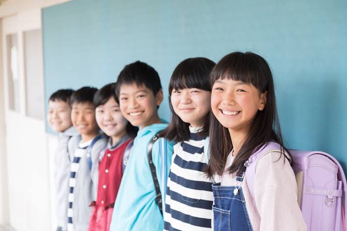quiz_hodaka's tweet photo. 世間から見た小6             小1のとき見た小6 https://t.co/l60wbMvzxS