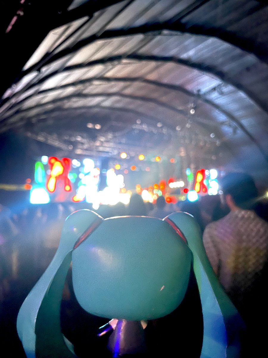 ‘u’ Miku cheering for #YOASOBI at #Coachella! Checkout their stage from the link below: 🪩Stage: MOJAVE 📺Livestream: youtube.com/watch?v=qwkyHi… #HatsuneMiku #Mikuchella