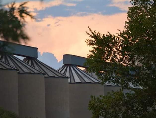 The grainsilo standing guard as the last rays of the day falls. 
#sunset at #Kameelhuisetussenspore 
#autumnsunset #seasonchange #southafrica #silos
#KameelRustandVrede #Noordwes
#Route377
