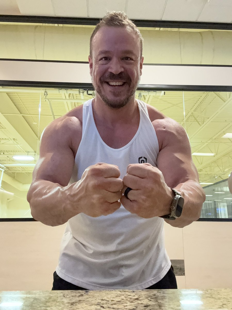 Kicking off the weekend right with a righteous #armday pump! Time to go stuff my face with 🥩 and 🍜 post workout recovery. #wehackhealth #canthurtme #disciplineequalsfreedom