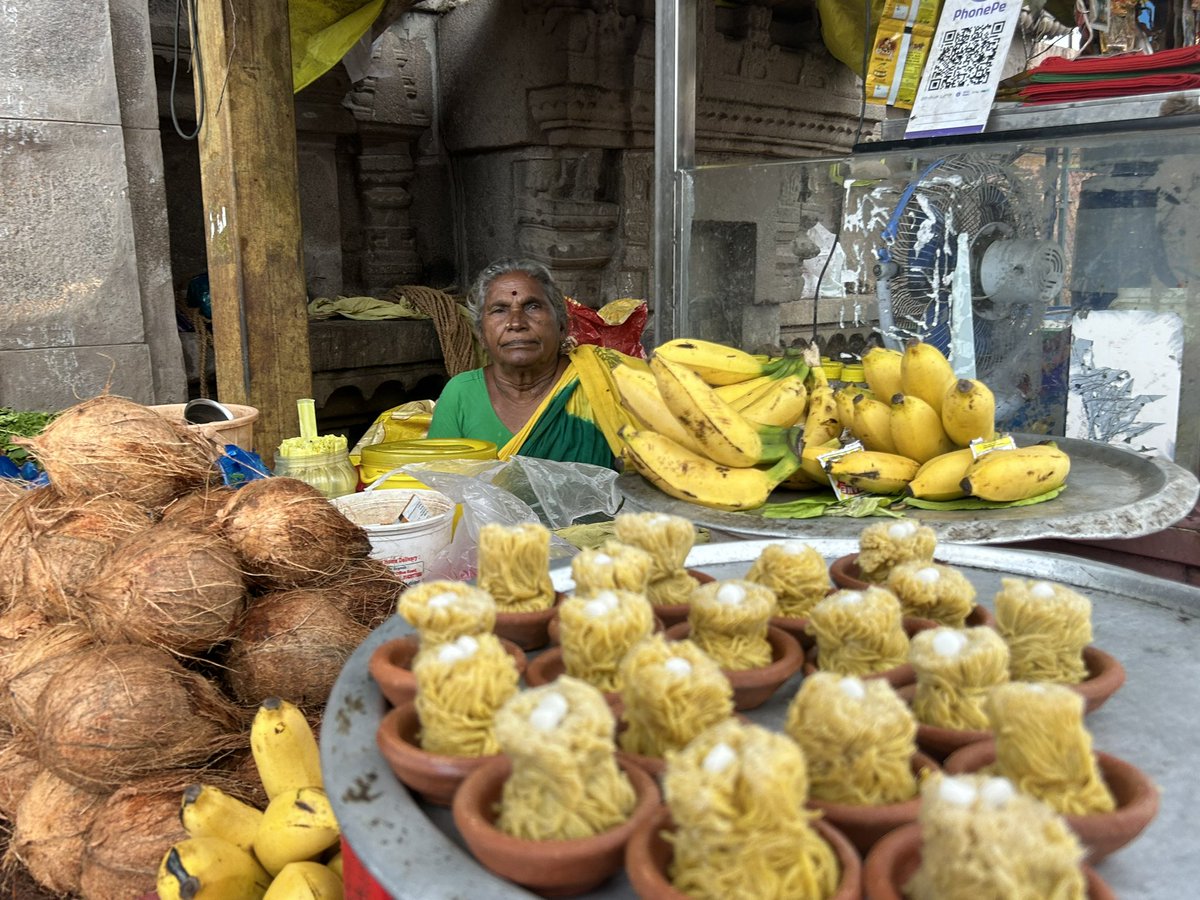 gilienv's tweet photo. If you’re Goin’2Guntur, B Sure2Wear #Flowers in Your Hair! 

#ScottMcKenzie’s timeless Anthem &amp; working #Women in #India: A Universe unto themselves

Fruit/flower sellers, soda machines run by bespectacled #mums #grans; bringing babies along, balancing #caregiving &amp; #breadwinning https://t.co/8mfDzRih9P