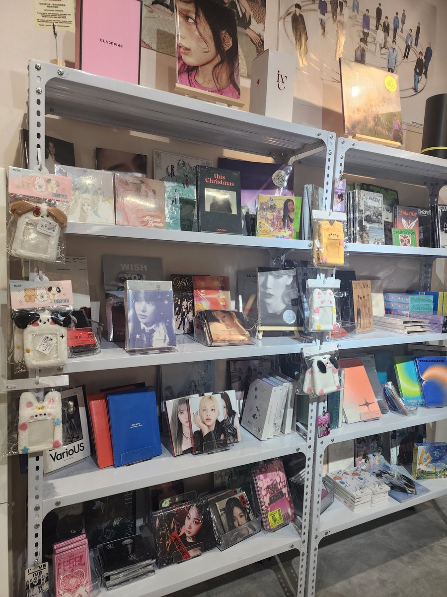 min981212's tweet photo. Omg! Kpop shop at Penang gurneywalk!
Address: Lot F-7, First Floor, Gurney Walk, Gurney Dr, 10250
#kpopshop #kpopalbum #kstore #penang #kpoppenang 
@msiakpopfans @ https://t.co/kIah9ZXuUL