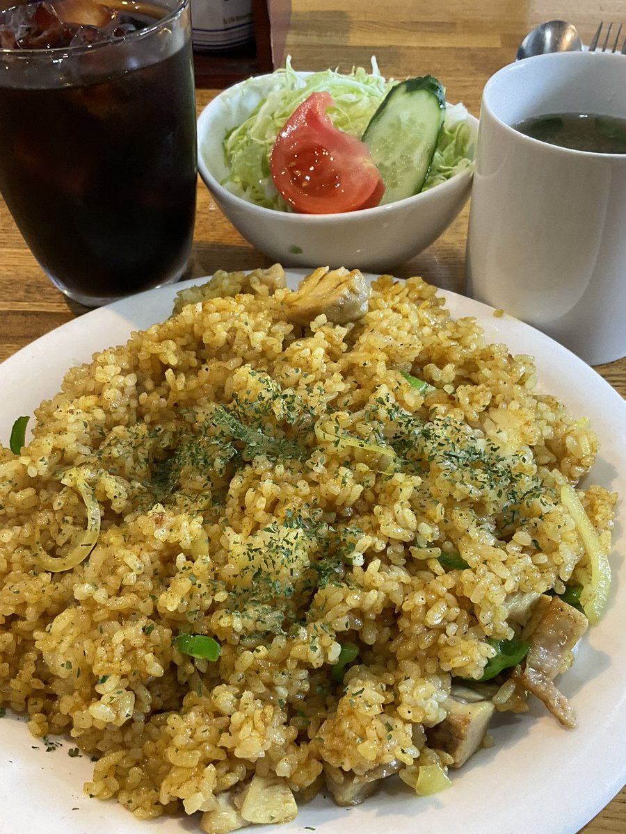 お昼ごはんは
カレーチキンピラフでした(^^)