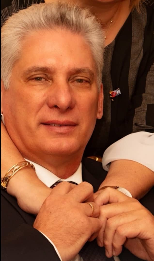 Felicidades, mi amante divino, tomo prestado de un grande lo que quiero decirte hoy:" Si te quiero es porque sos /mi AMOR, mi CÓMPLICE y TODO/Y en la calle codo a codo/
Somos mucho más que dos "
       A tu lado ETERNAMENTE ❤️