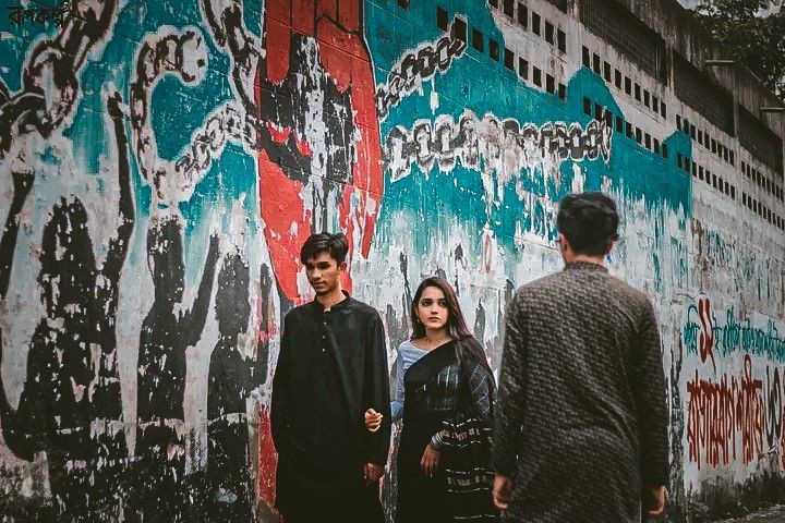 شاید کل یا پرسوں یا شاید اَن گنت سالوں کے بعد،  کسی شام ہم غیر ارادی طور پر گزرتی ہوئی سڑک پر مل جائیں۔