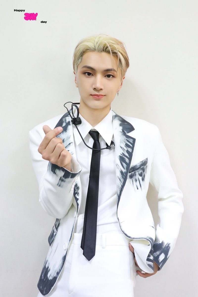 [PHOTO] 240420

Happy JAY Day Mini Memories 🎂

(1/3)

<a href="/ENHYPEN_members/">ENHYPEN</a> <a href="/ENHYPEN/">ENHYPEN OFFICIAL</a> #ENHYPEN #엔하이픈 #JAY #제이