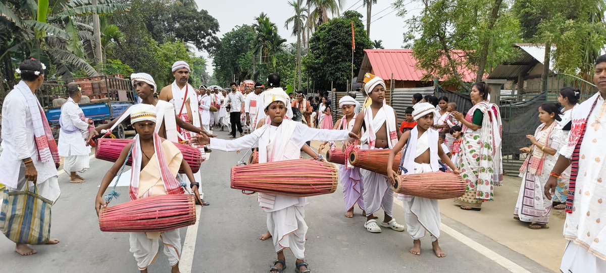 dibarijit's tweet image. When both young and elderly members of a community participate in cultural processions, it creates a deeply touching experience.
356 years Goxain Uliuwa  Mela, Mayong, Assam
#togetherintradition
#CommunityBonding
#mayong
#assam
arijitp.com
