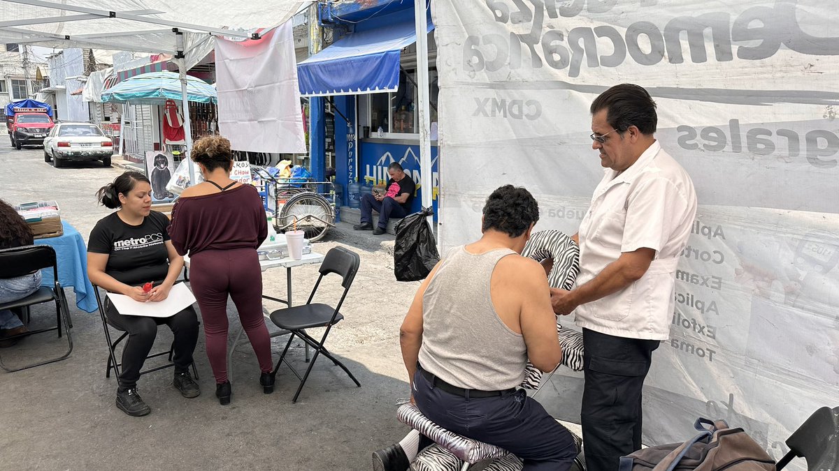 arturo_elias70's tweet photo. Hoy el equipo del Ing @vhlobo llevó la jornada de servicios integrales a nuestros vecinos de Ecatepec, en el Estado de México, día a día seguimos apoyando a la ciudadanía con diversas acciones y actividades para su beneficio #EquipoLobo #SomosFuerzaDemocratica https://t.co/rG3lD788tz