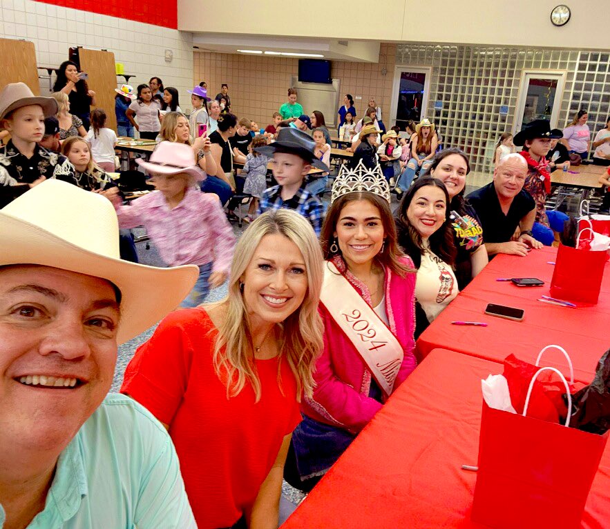 There was some tough competition at the Western Wear Contest tonight at the @TISDRES Roundup! 🤠I think everyone won in Overall Cuteness! Thanks for the invite to judge @RESPTO_TISD ❤️