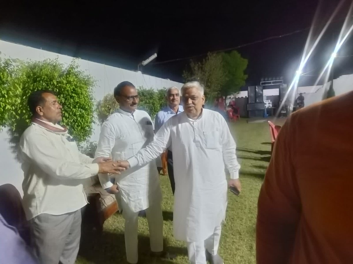 shivmangal4bjp's tweet photo. विगत रात्रि मुरैना शहर में विभिन्न स्थानों पर शादी-समारोहों में सम्मिलित हुआ और शुभकामनाएं दीं तथा अपने प्रियजनों से मुलाकात कर सबका हालचाल जाना। 🧡

#ShivMangalSinghTomar 
#Morena #Sheopur #Vijaypur #Sabalgarh #Joura #Sumaoli #Dimani #Ambah https://t.co/ca2TKS7UyO