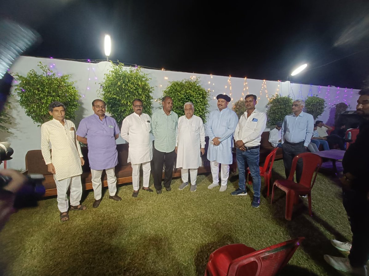 shivmangal4bjp's tweet photo. विगत रात्रि मुरैना शहर में विभिन्न स्थानों पर शादी-समारोहों में सम्मिलित हुआ और शुभकामनाएं दीं तथा अपने प्रियजनों से मुलाकात कर सबका हालचाल जाना। 🧡

#ShivMangalSinghTomar 
#Morena #Sheopur #Vijaypur #Sabalgarh #Joura #Sumaoli #Dimani #Ambah https://t.co/ca2TKS7UyO