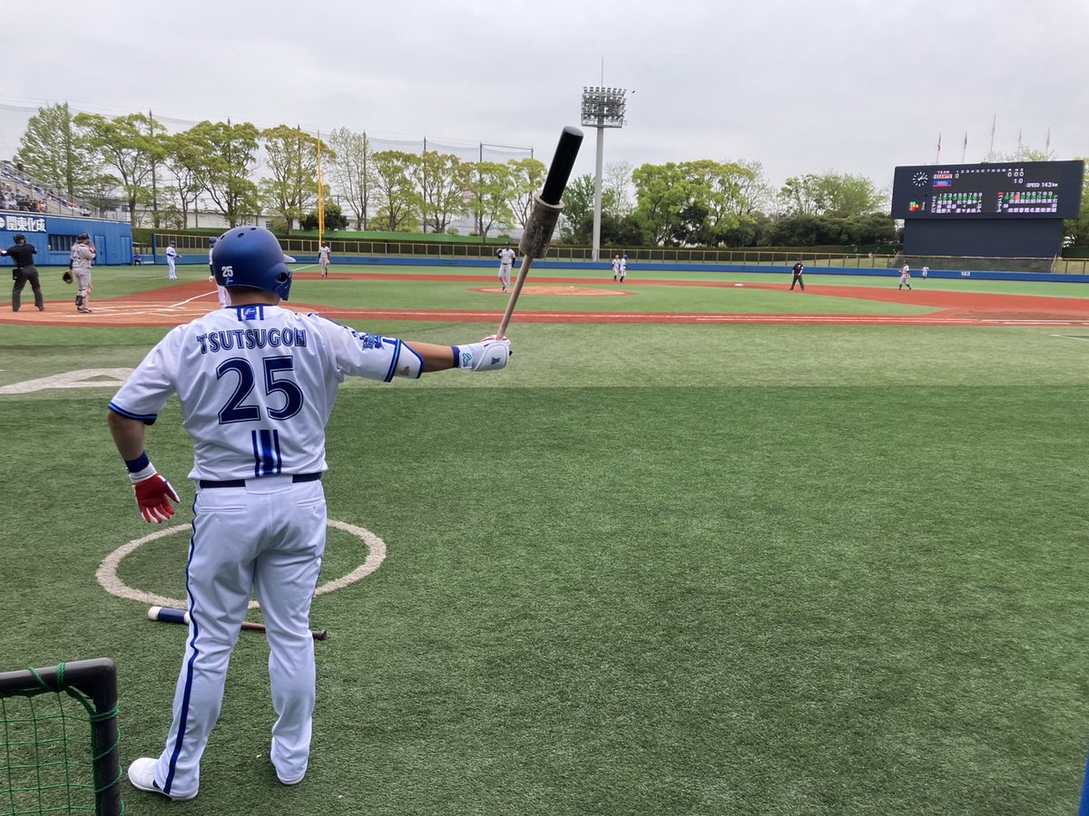 横須賀スタジアム でベイスターズ復帰後初めての打席に向かう #筒香嘉 横須賀スタジアム でベイスターズ復帰後初めての打席に向かう #筒香嘉