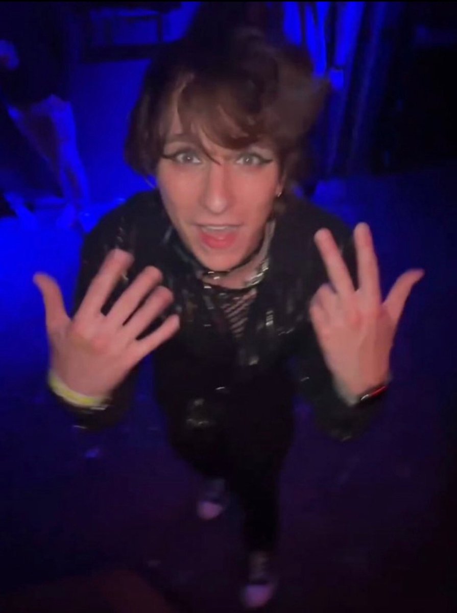 Mack_linu's tweet image. guys...hes gay, hes just gay, hes gay and goes by he/they/she