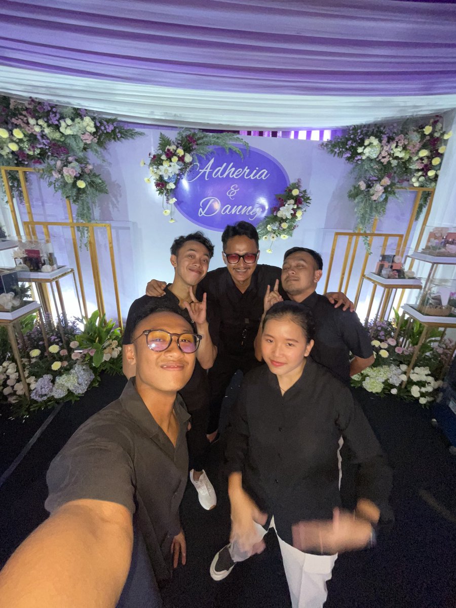 Terimakasih team udah support di pernikahan kami .