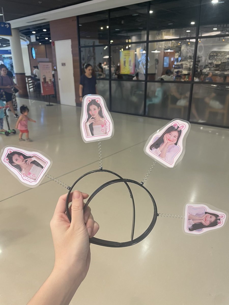 kyuprints's tweet photo. hello! i'm selling iu headbands at indoor stadium today :) dm for location!! 

#아이유 #IU #SINGAPORE #IU 
#HER #HER_WORLD_TOUR_IN_SG
#HER_WORLD_TOUR_IN_SG #iMeSG https://t.co/bIl9U1tEPQ