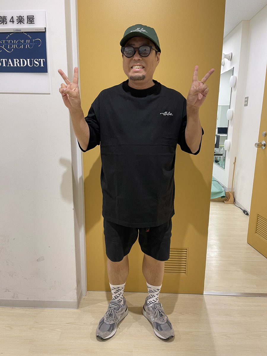 ebichu_staff's tweet photo. 校長がキャップ、TシャツXL、靴下着用✌️

#mILLELIz https://t.co/Uhrnzm5mRo