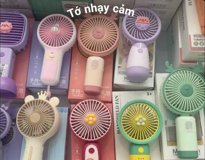 Tớ nhạy cảm

Tâm trạng của tớ "sớm nắng chiều mưa", cảm xúc buồn vui có thể thay đổi nhanh một cách chớp nhoáng. 

Khi tiếp xúc với một người, tớ dễ dàng nhận ra sự thay đổi khác thường hoặc nét đặc biệt trong tính cách của họ.

Tớ khá nhạy cảm