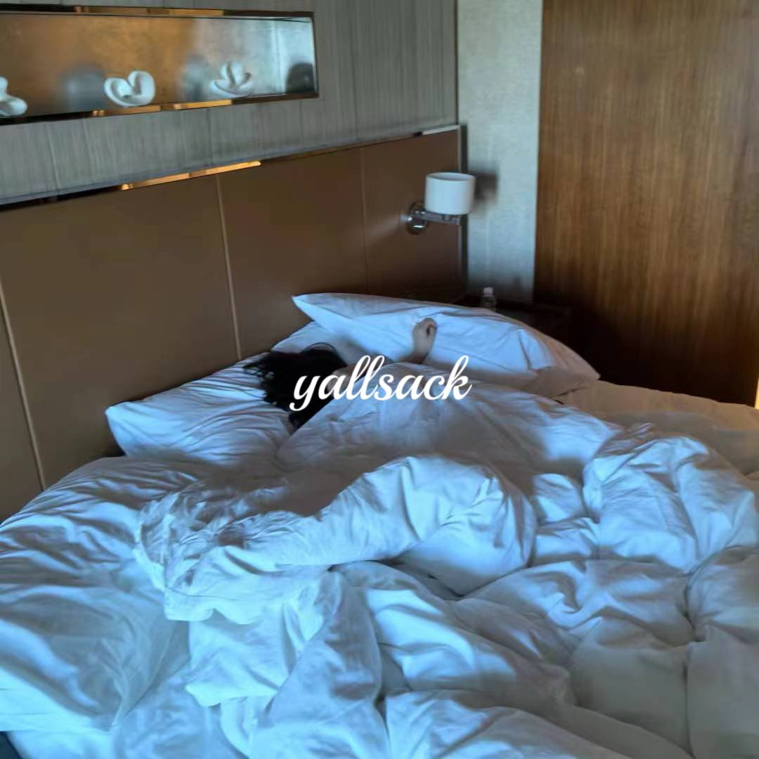 北京滞留几天，约了两个妹妹
A妹是多年网友第一次见面。辞了外航空乘去上班，辗转去湖南再来北京。吃完饭压马路到十二点回酒店。收到B妹信息，翌日要回学校上课，洗澡就过来，让千万别睡着。以前算半个援交，现在转型准注会不靠男人吃饭。
叙旧到一点，干到两点，七点又起来。耕牛都不带这么辛苦的