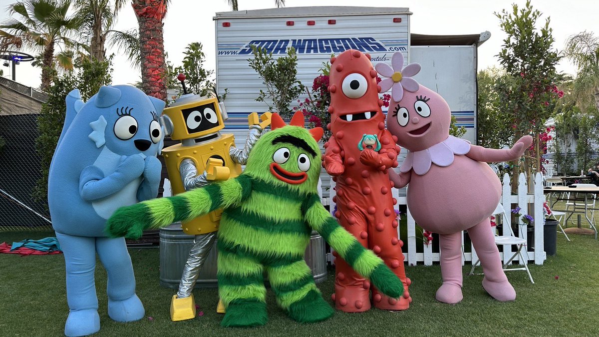 \ HATSUNE MIKU @coachella🌵/ ‘u’ Miku met new friends, Muno, Brobee, Plex, Toodee & Foofa from TV program “Yo Gabba Gabba! (@yogabbagabba )”✨ #HatsuneMiku #Mikuchella