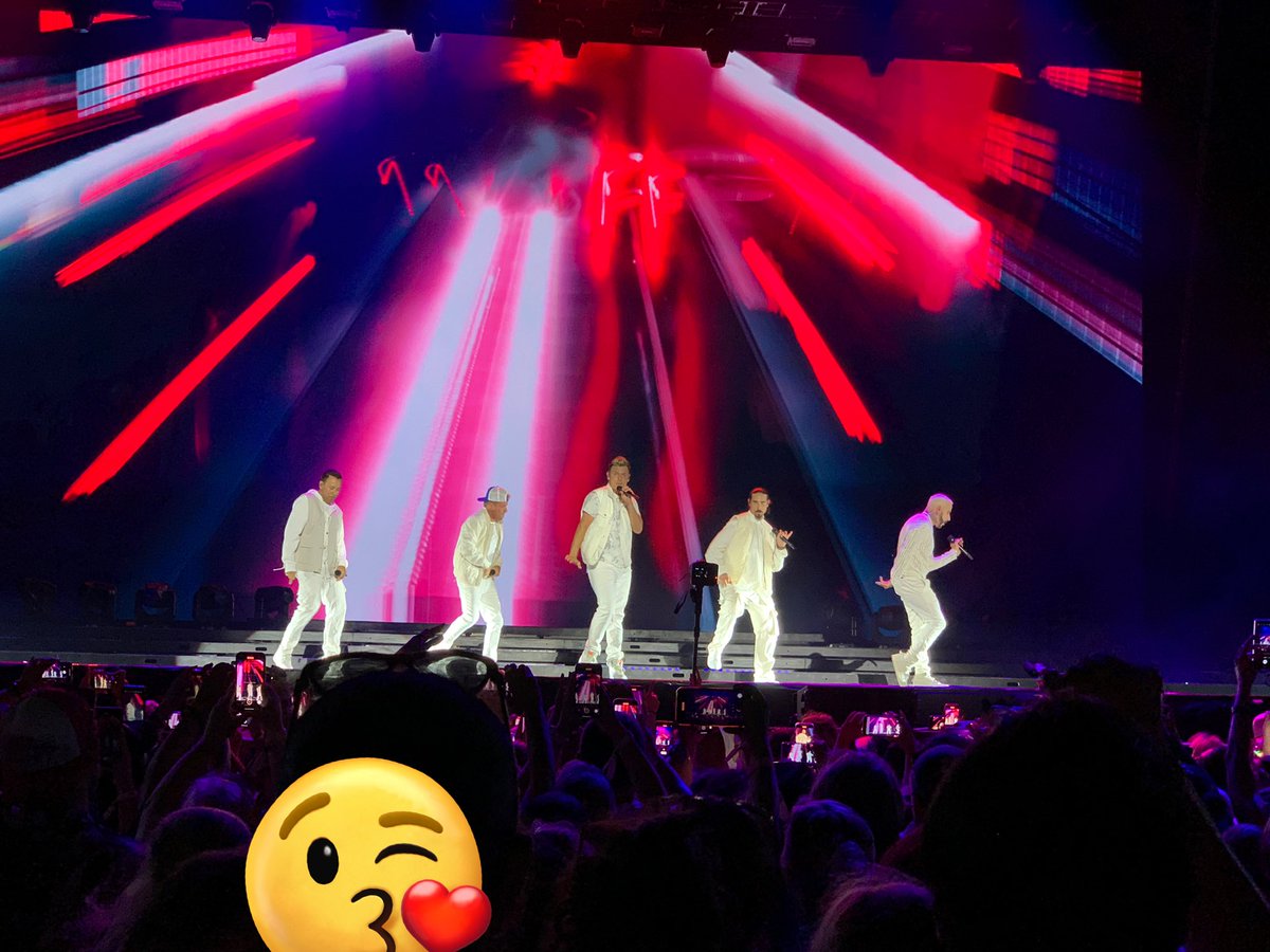 CynthLiLo's tweet photo. The most epic version of #DNAWorldTour 🤩🤩here in #cancun from @backstreetboys @bsbatthebeach #BSBAtTheBeach 😎🙌👏🥰😍 we love it! https://t.co/EWXn3HNiPY