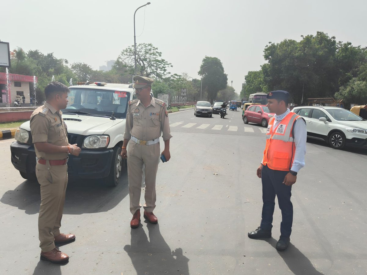 .@ACPTrafficNoida द्वितीय द्वारा परी चौक पर यातायात व्यवस्था का निरीक्षण किया गया एवं उपस्थित यातायात पुलिस कर्मियों को यातायात के सुगम संचालन हेतु आवश्यक दिशा-निर्देश दिए गए। यातायात हेल्पलाइन नं0- 9971009001