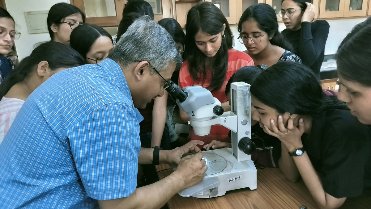 NImmunology's tweet photo. C. elegans—a one mm long nematode—is used by researchers to study a wide range of biological phenomena🪱

Glimpses from a hands-on #ScienceSetu workshop where @smartelegans &amp; @SimranM08 share their expertise in working with the model organism with students of @du_mirandahouse🧑‍🔬🔬 https://t.co/tzlrCPYTDj