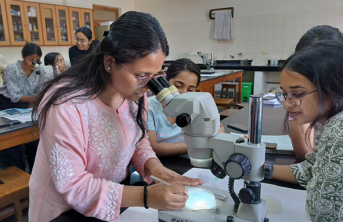 NImmunology's tweet photo. C. elegans—a one mm long nematode—is used by researchers to study a wide range of biological phenomena🪱

Glimpses from a hands-on #ScienceSetu workshop where @smartelegans &amp; @SimranM08 share their expertise in working with the model organism with students of @du_mirandahouse🧑‍🔬🔬 https://t.co/tzlrCPYTDj