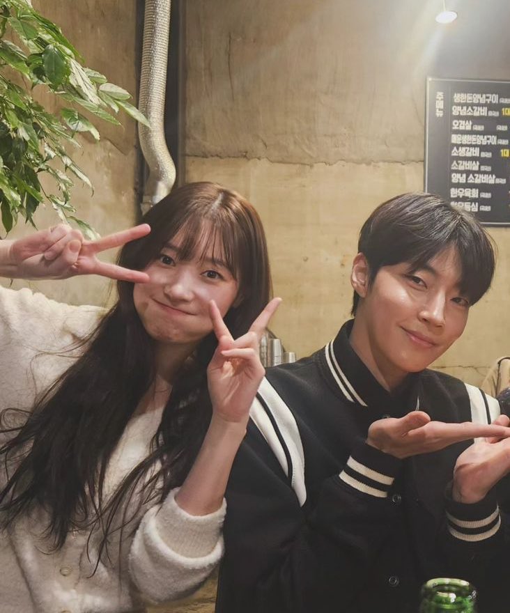 caffeinyoup's tweet photo. we got these crumbs, nope, i mean full course meal ❤️😩 my pff #HwangInYoup https://t.co/dChwTLZ1JV