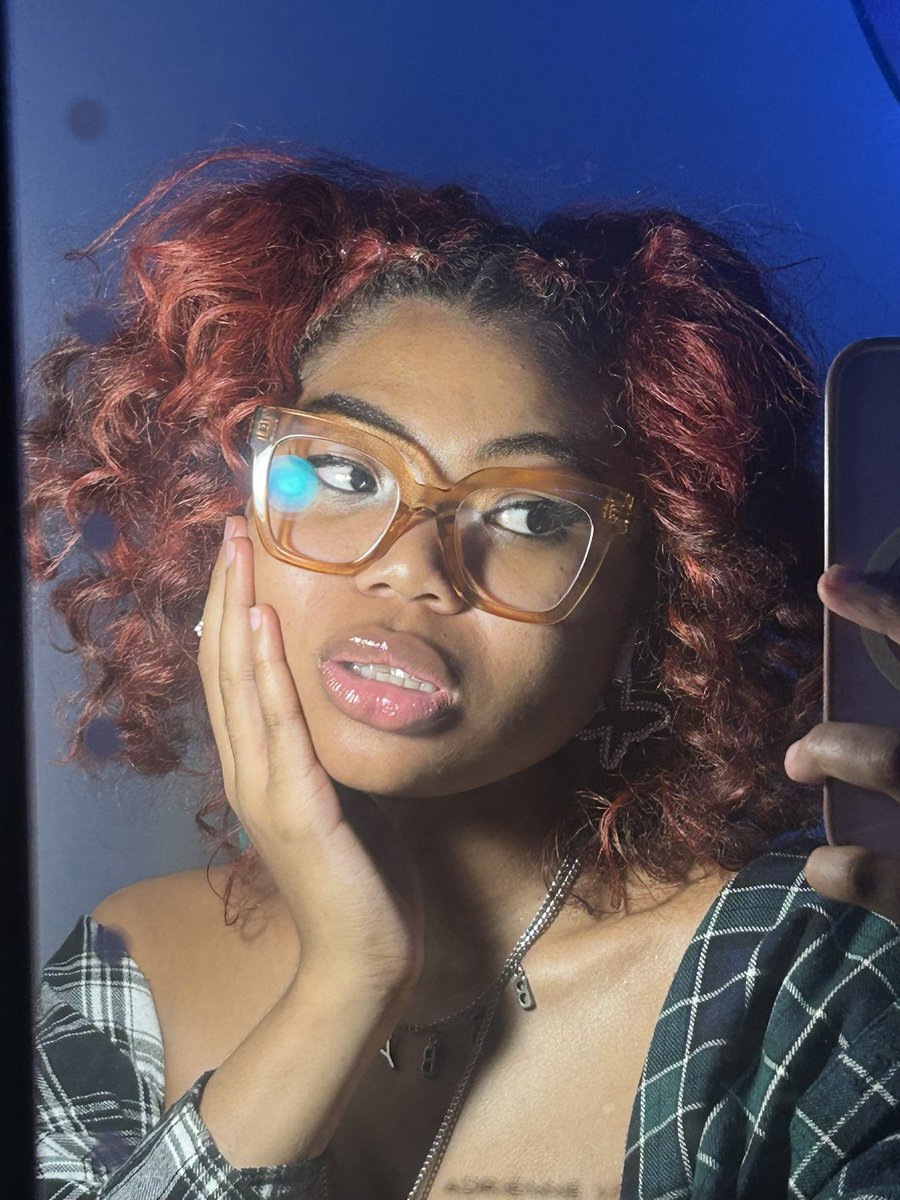 LuvlyMarsh's tweet photo. I’m supposed to be cleaning but then I sat by this mirror &amp; fell in love🧍🏽‍♀️ https://t.co/Cj0FA4h1zf
