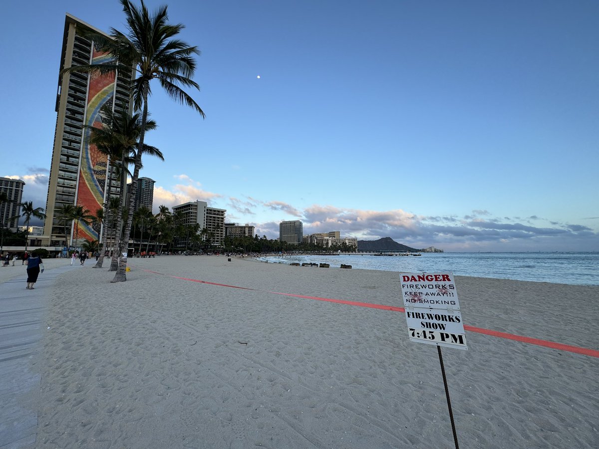 Fireworks Night in #Waikiki #Oahu #Hawaii 

Hilton Hawaiian Village 
7:45pm