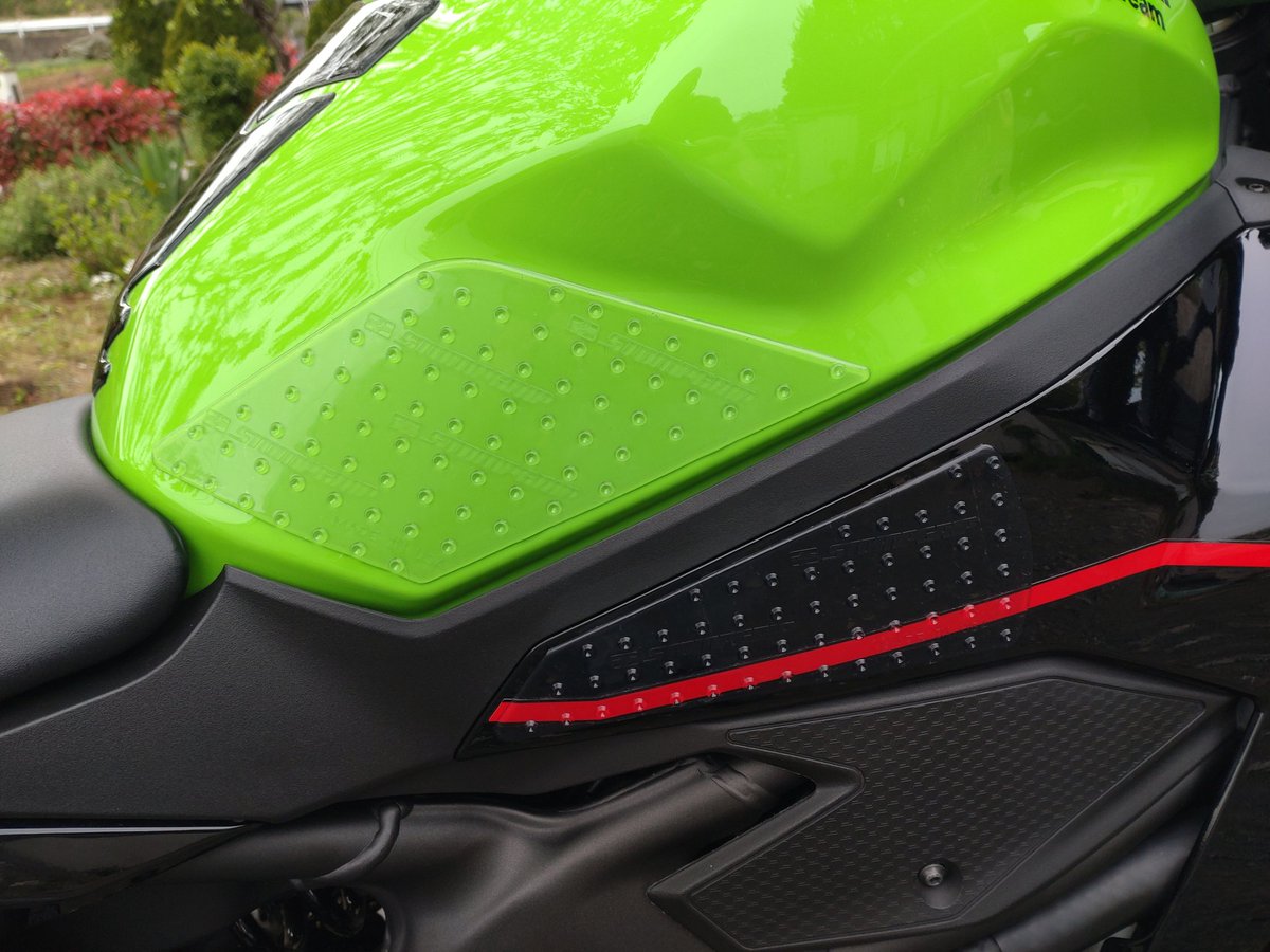 chapputan's tweet image. Stompgripも貼り終わりました〜😊
気泡も最小限には出来たかなぁ❓🤔
何のマーキングもせずフリーハンドで貼ったから少し曲ったけどOK⁉️🙀
#ZX25R #stompgrip