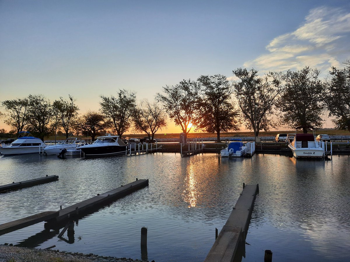 #BeHappy #BeKind #sunrise #lake #SaturdayVibes 

Good Morning! 

Wishing you a relaxing and happy day!