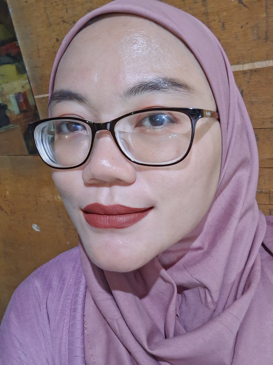 My Makeup routine (usia 35+)

Fw : love nature
Toner : somebymi, pureskin, cosrx
Serum : somebymi, trueve
Day&nightcream : trueve
Sunscreen : implora

Daily makeup

Cushion : wardah colourfit
Blush : implora
Powder : wardah
Alis : oriflame
Eyeshadow : pinkflash
Lip : hanasui