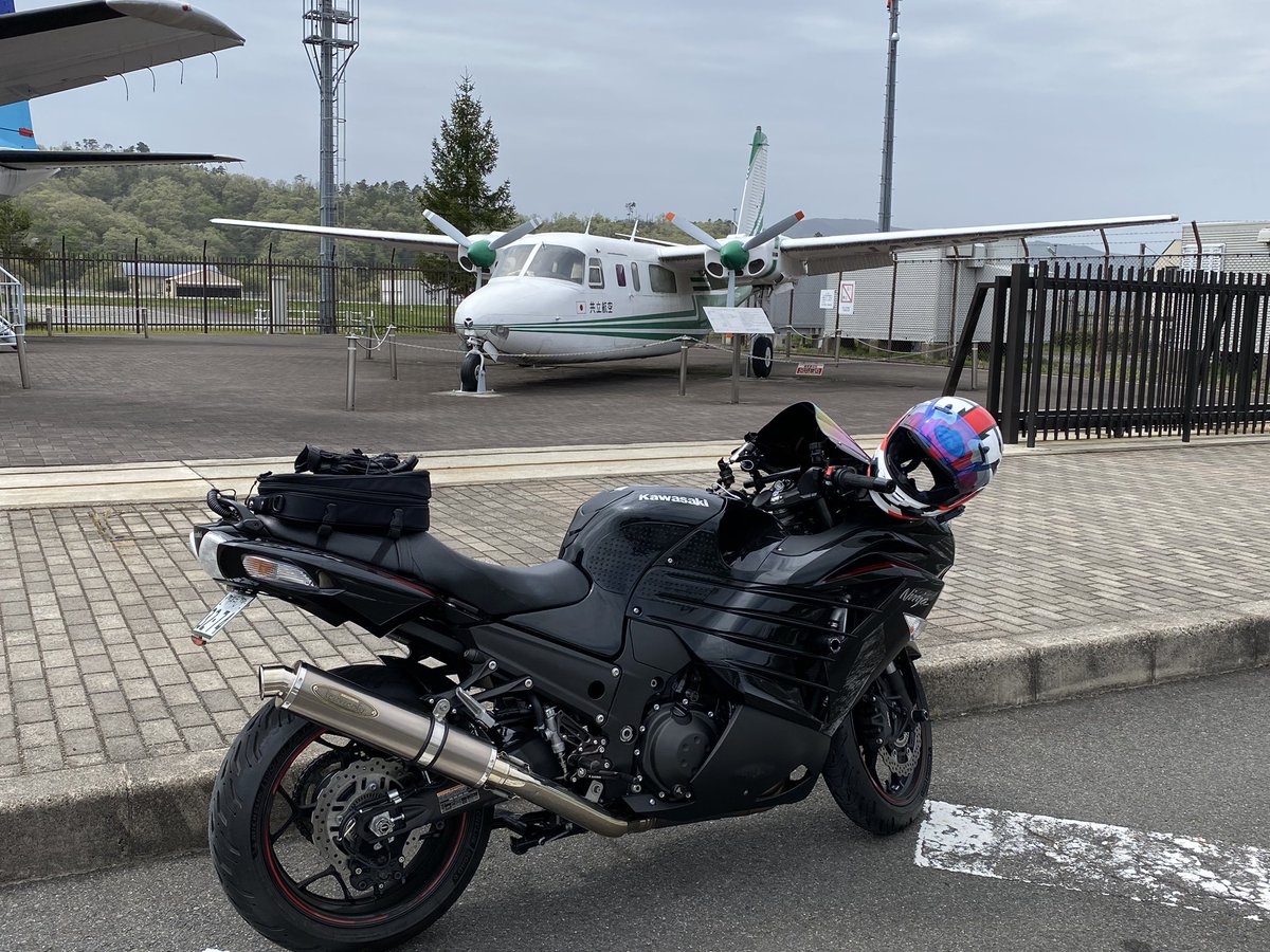 TGz3aek's tweet photo. 神子畑選鉱場跡から、ちょいと足を伸ばして但馬空港✈️へ😁

YS-11A・エアロコマンダーと相棒😆

#Kawasaki  #zx14r  #但馬空港 https://t.co/NegdEeGHJP