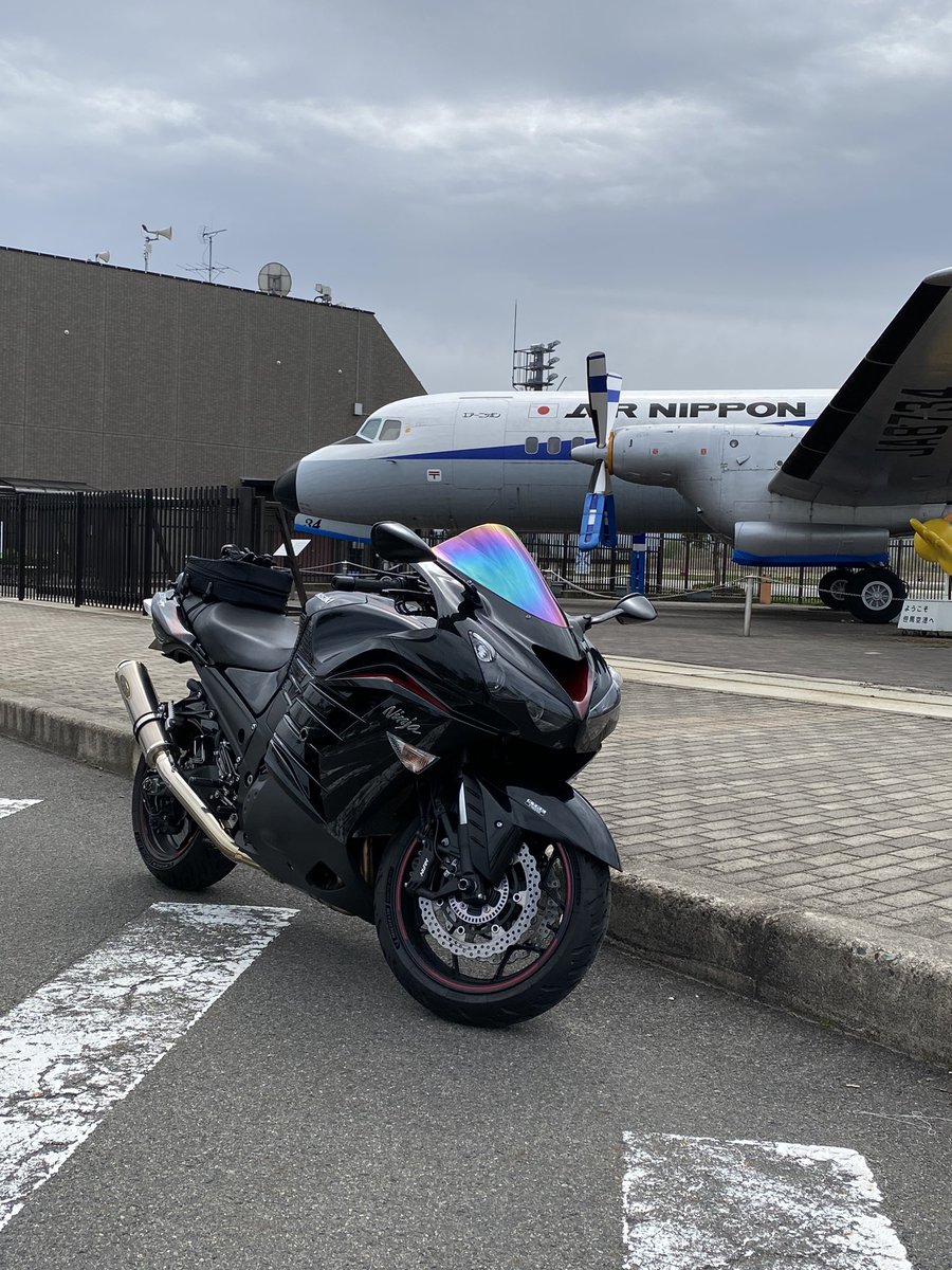 TGz3aek's tweet photo. 神子畑選鉱場跡から、ちょいと足を伸ばして但馬空港✈️へ😁

YS-11A・エアロコマンダーと相棒😆

#Kawasaki  #zx14r  #但馬空港 https://t.co/NegdEeGHJP