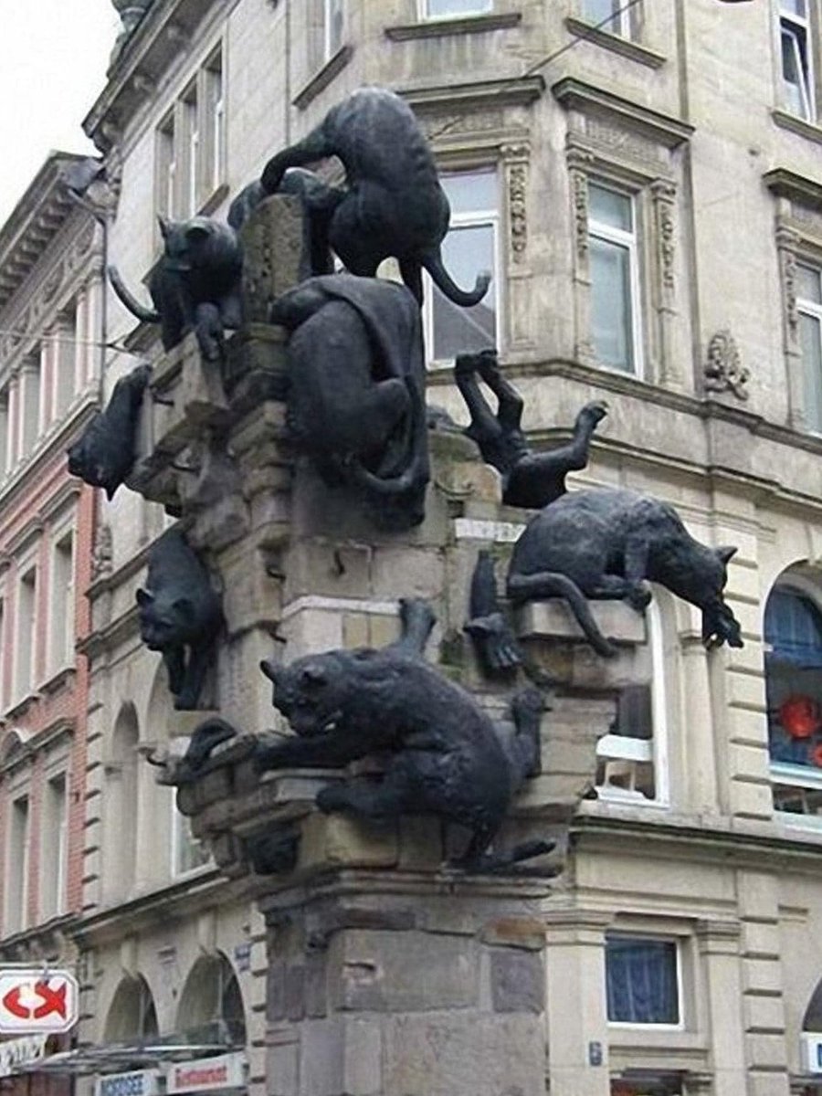 'A popular landmark 'Katzenbalgen' ('Cat Brawl') on the city’s feline-named Kattreppeln street in Germany, pays tribute to the local street cats. It was created in 1981 by students at the University of Art under sculptor Siegfried Neuenhausen.'
via Fat Cat Art
#Caturday #Germany