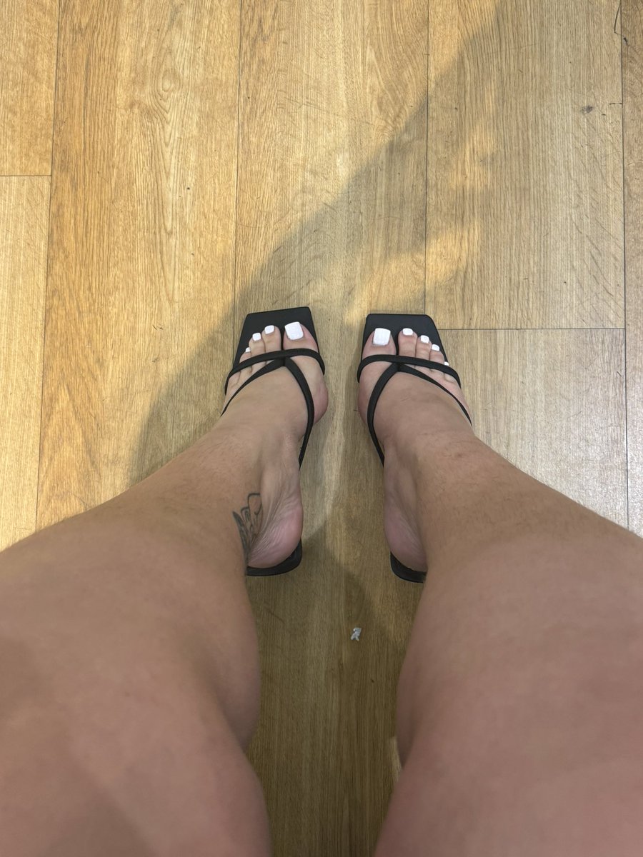 Imagine you’re out shopping, you see my beautiful feet and you can’t even contain yourself you have no choice but to worship me and kiss the ground I walk on