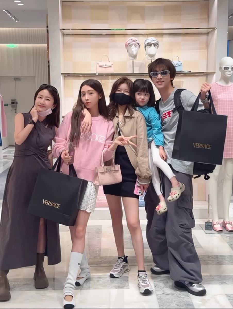 Lusi is with mengli, muyan and muyan’s dad, so cute😍 Went shopping on versace store #ZhaoLusi #RosyZhao