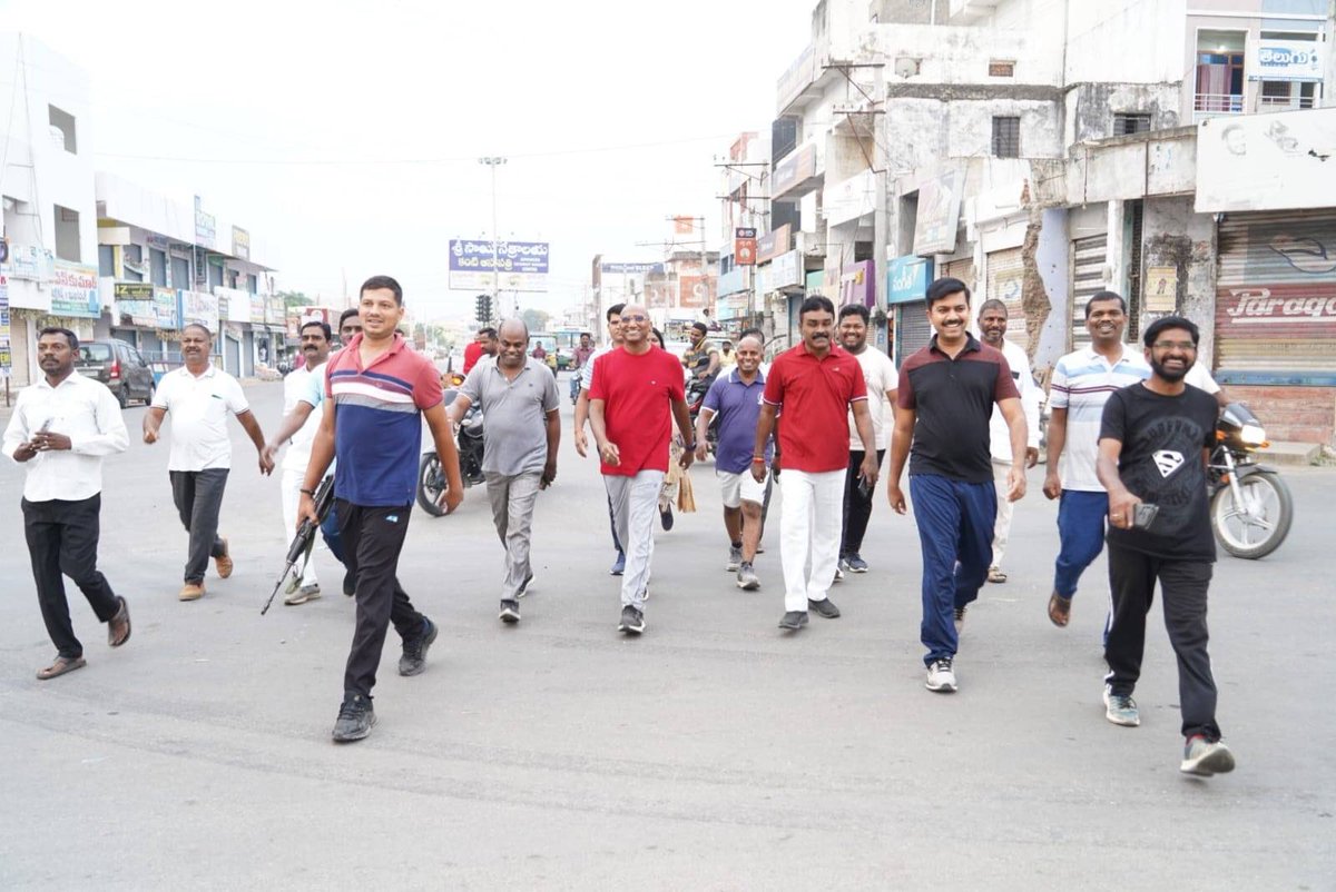 RSPraveenSwaero's tweet photo. దినచర్యలో భాగంగా ఈ రోజు ఉదయం వనపర్తి పట్టణంలోని ప్రభుత్వ పాలిటెక్నిక్ కళాశాల మైదానం,ఎకో పార్క్ లో స్థానిక #BRS నేతలతో తో కలిసి మార్నింగ్ వాక్ లో పాల్గొన్నాను.గ్రౌండ్ కు వచ్చిన క్రీడాకారులతో కలిసి  సరదాగా కొద్దిసేపు షటిల్, క్రికెట్ ఆడాను. 

మార్నింగ్ వాక్ సందర్భంగా వివిధ వర్గాల ప్రజలతో మమేకమవుతూ.స్థానిక మర్రికుంట సంతలో వ్యాపారస్తులను కలిసి క్రయ, విక్రయాల వివరాలతో పాటు,మార్కెట్ యార్డ్ లో హమాలీలతో కలిసి మాట్లాడి వారి సమస్యలను అడిగి తెలుసుకున్నాను.

#RSP4NGKL
#Vote4Car
#BRS2024Elections 
#BRS4NagarkurnoolParliament
#WanaparthyConstituency