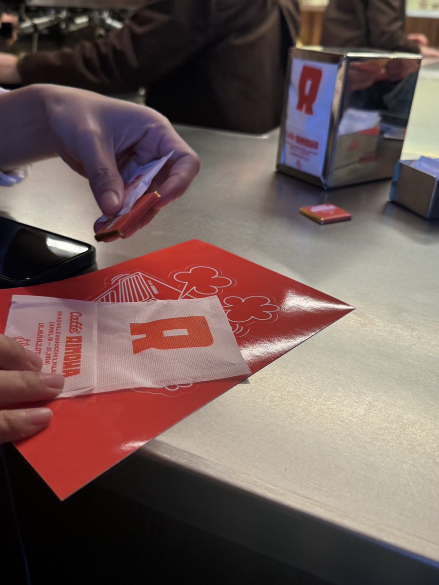 SansiriPLC's tweet image. #Milandesignweek2024 ไม่จำเป็นต้องเป็น product เดียวกันก็ collaborate กันได้! แบรนด์ไลฟ์สไตล์ชั้นนำอย่าง Rimowa และ La marzocco จับมือกันทำ experience ในรูปแบบร้านกาแฟออกมา ให้ผู้ที่ผ่านไปมาได้มีโอกาสชิมกาแฟไปพร้อมกับชมเครื่องกาแฟรุ่นพิเศษ☕️ และยังเป็นมุมเก๋ๆ ให้ถ่ายรูปได้ด้วย✨