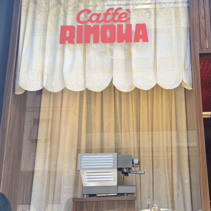 SansiriPLC's tweet image. #Milandesignweek2024 ไม่จำเป็นต้องเป็น product เดียวกันก็ collaborate กันได้! แบรนด์ไลฟ์สไตล์ชั้นนำอย่าง Rimowa และ La marzocco จับมือกันทำ experience ในรูปแบบร้านกาแฟออกมา ให้ผู้ที่ผ่านไปมาได้มีโอกาสชิมกาแฟไปพร้อมกับชมเครื่องกาแฟรุ่นพิเศษ☕️ และยังเป็นมุมเก๋ๆ ให้ถ่ายรูปได้ด้วย✨