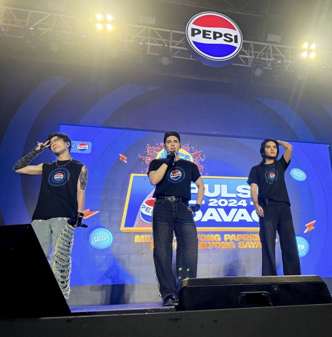 ang daming nangyayari sa picture na ‘to!!!!

@JoshCullen_s being cutie 🥹🤏
@stellajero_ being pogi 😎
@imszmc being hot 🥵

#SB19 @SB19Official 
#PepsiPulse2024 
#PepsiCap2GCashPromo