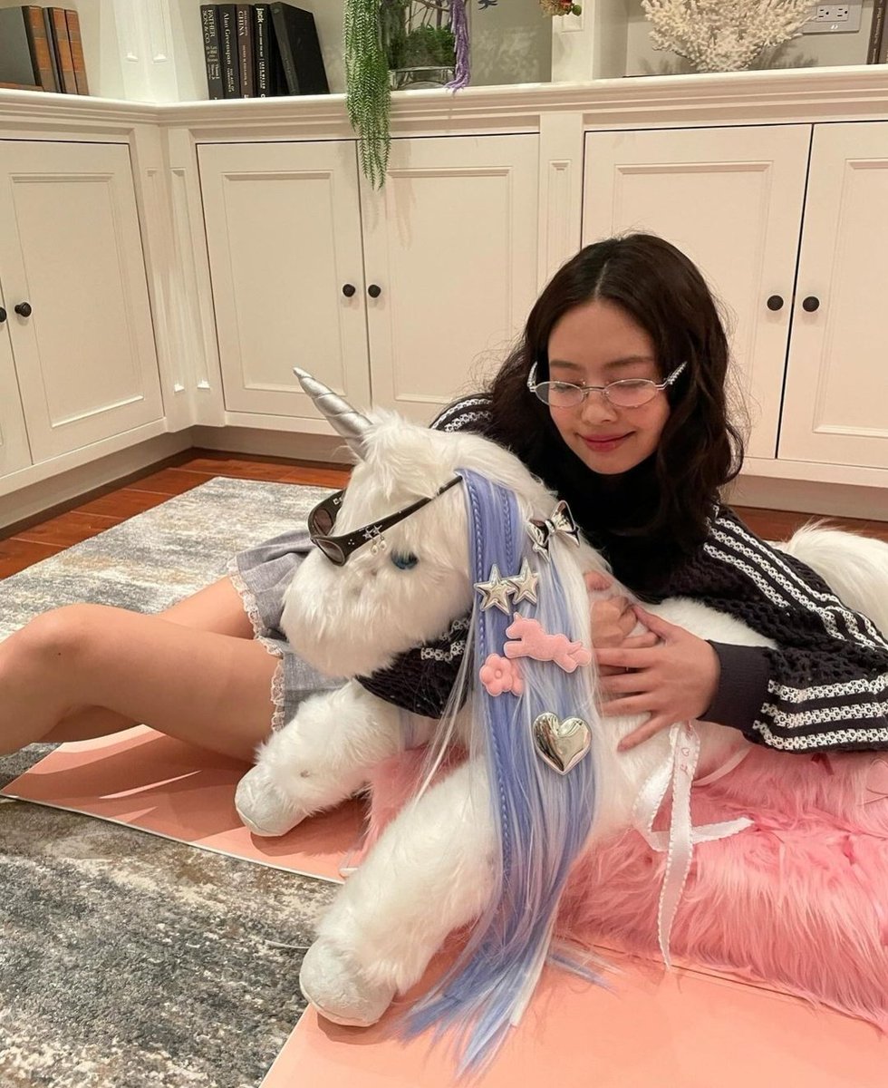 Jennie and her 🦄 (so gay)
