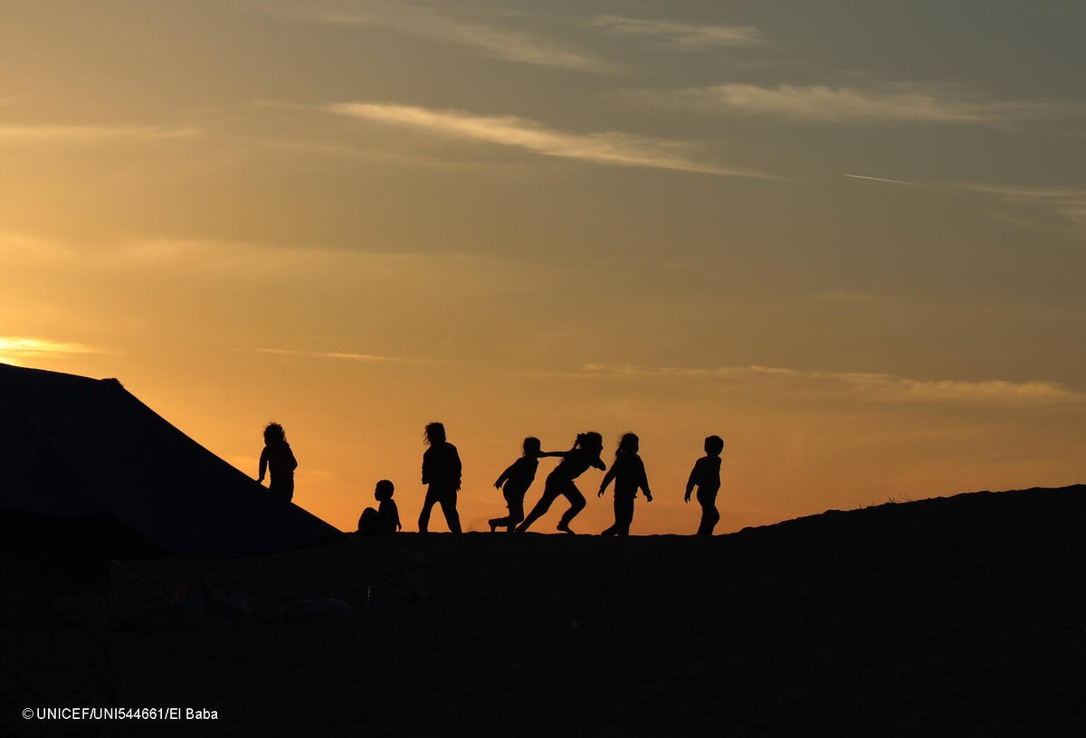 Des enfants s’amusent au coucher du soleil. C’est ce que nous voudrions voir sur cette photo.

Mais la pénombre cache la désolation. Ils sont à Rafah, #Gaza.

Seul un cessez-le-feu humanitaire immédiat pourrait permettre de sauver des vies et de mettre fin aux souffrances.