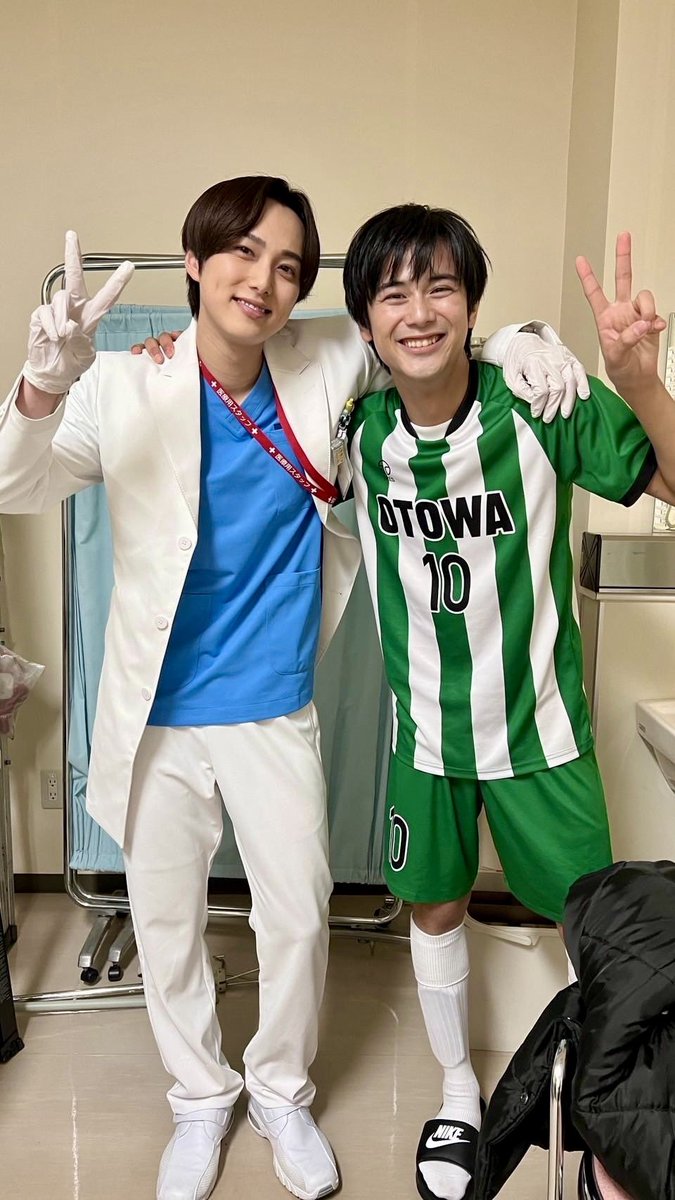 第二話のゲスト #島村龍乃介 くんと、おなじみ #風間先生 役の #尾崎匠海 くん

この2人の繋がりを知っている人にはエモい2ショットではないでしょうか。

島村くん演じる亮介は、高校サッカーで仲間たちと全国大会を目指している最中に重い後遺症に見舞われます…

#アンメット は月曜よる10時！