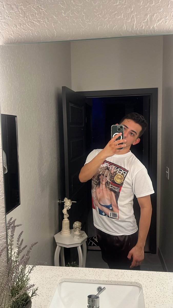 Emilliion's tweet photo. 🌚nite https://t.co/LPskNrB3xx
